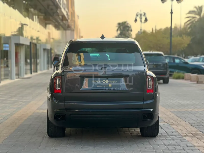 2022 رولز رويس كولينان بلاك بادج