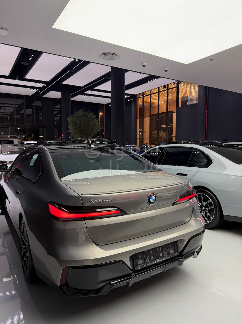 2025 بي ام دبليو الفئة السابعة 735أي