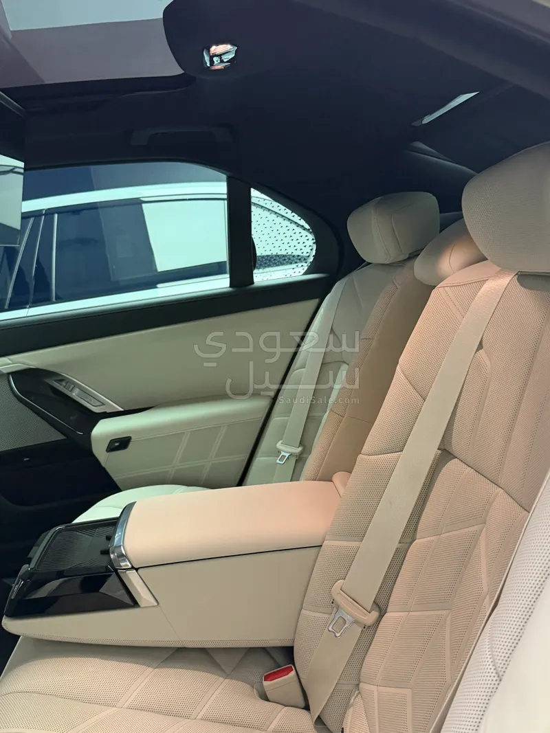 2025 بي ام دبليو الفئة السابعة 735أي