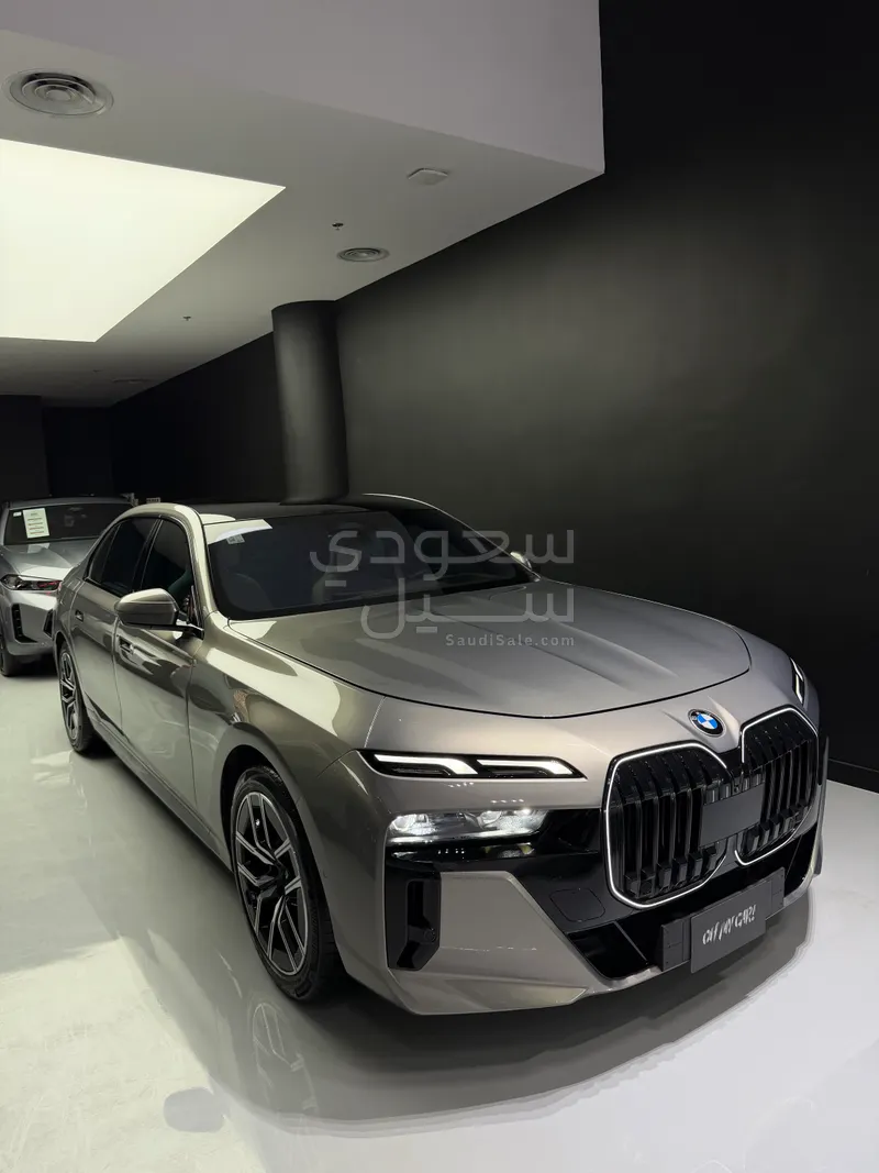 2025 بي ام دبليو الفئة السابعة 735أي
