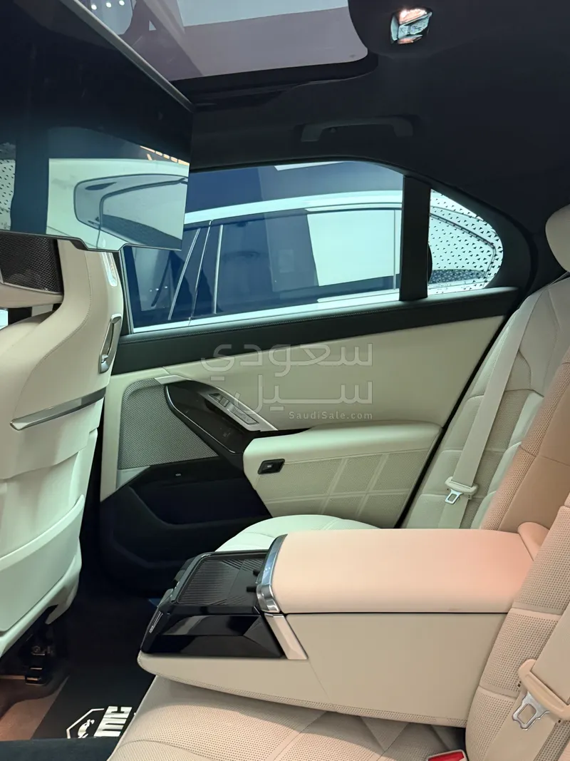 2025 بي ام دبليو الفئة السابعة 735أي