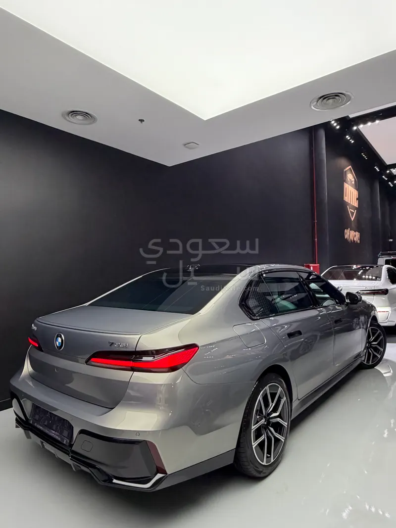 2025 بي ام دبليو الفئة السابعة 735أي