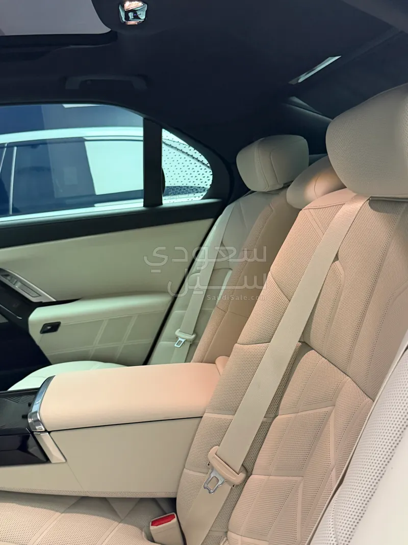 2025 بي ام دبليو الفئة السابعة 735أي