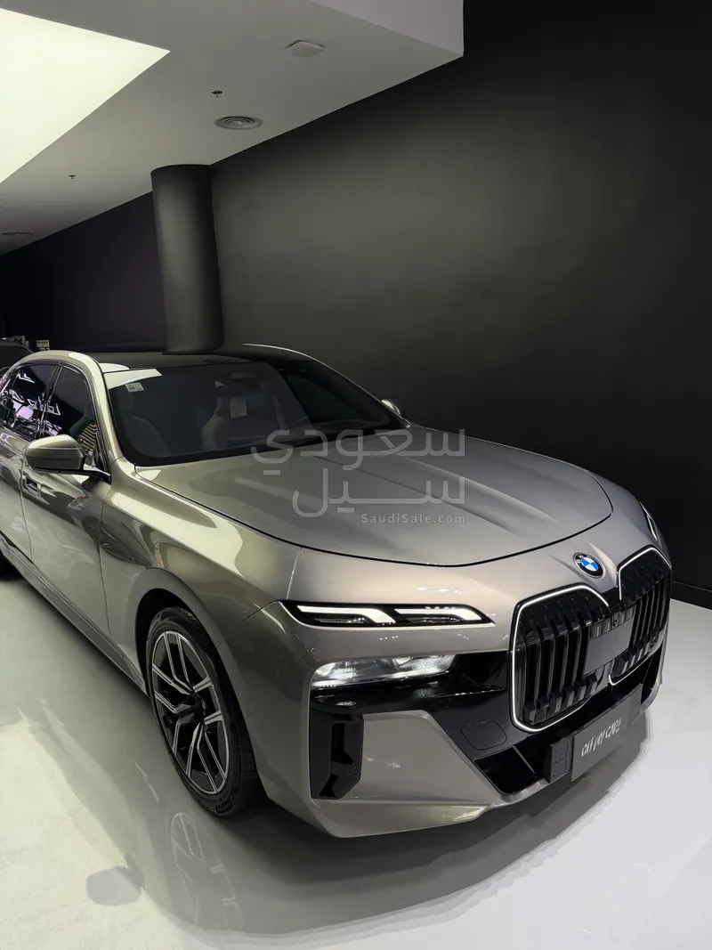 2025 بي ام دبليو الفئة السابعة 735أي