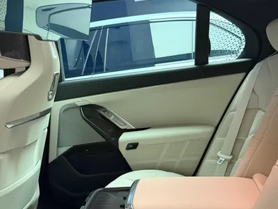 2025 بي ام دبليو الفئة السابعة 735أي