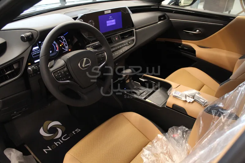 2025 لكزس إي إس 250