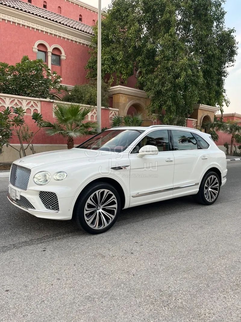 2021 بنتلي بنتايجا في 8
