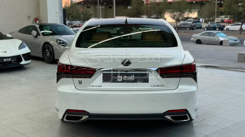 2022 لكزس إل إس 500