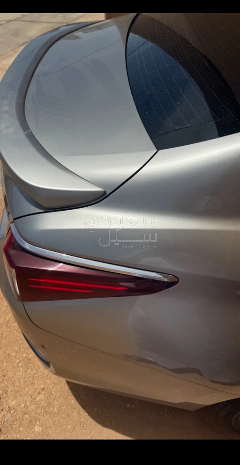 2019 لكزس إي إس 300