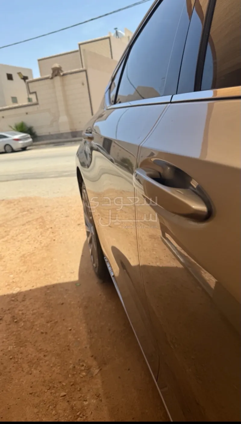2019 لكزس إي إس 300