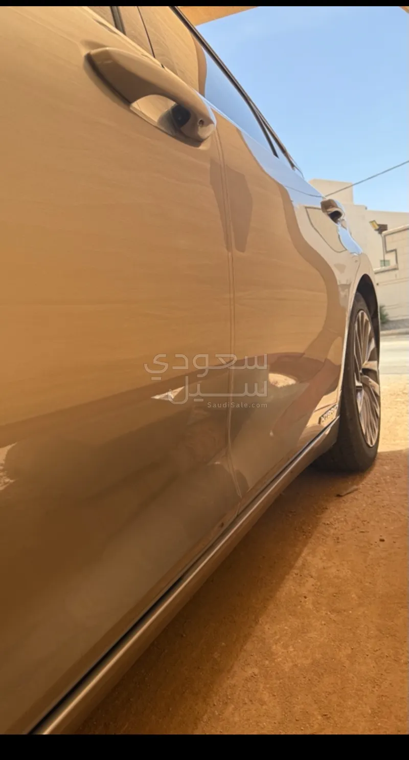 2019 لكزس إي إس 300