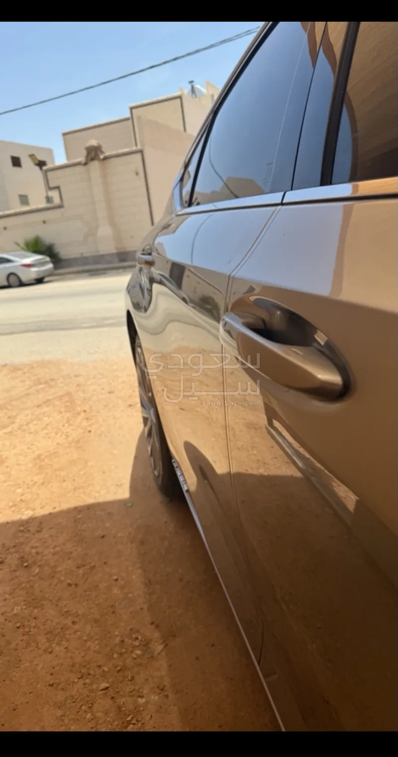 2019 لكزس إي إس 300