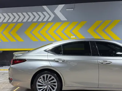 2019 لكزس إي إس 300