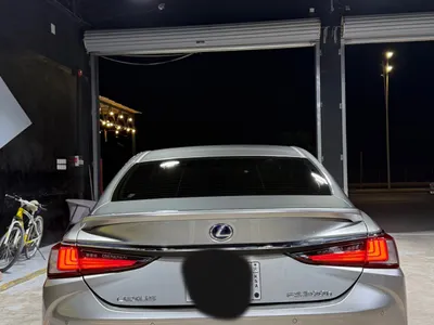 2019 لكزس إي إس 300