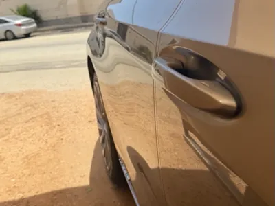 2019 لكزس إي إس 300