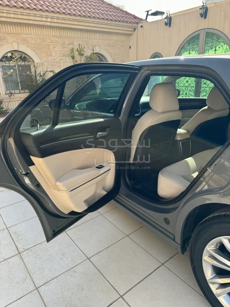 2019 كرايسلر 300 سي