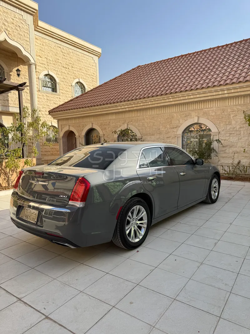 2019 كرايسلر 300 سي