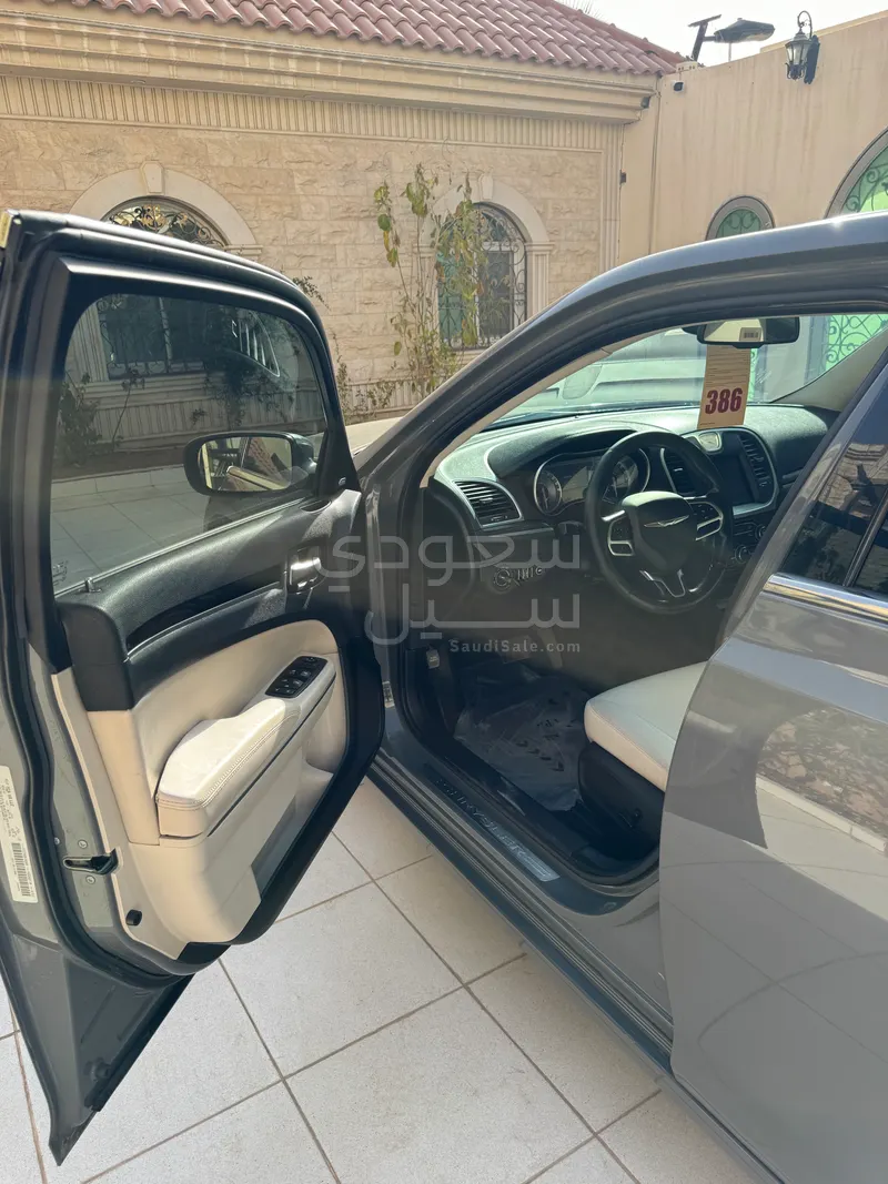 2019 كرايسلر 300 سي
