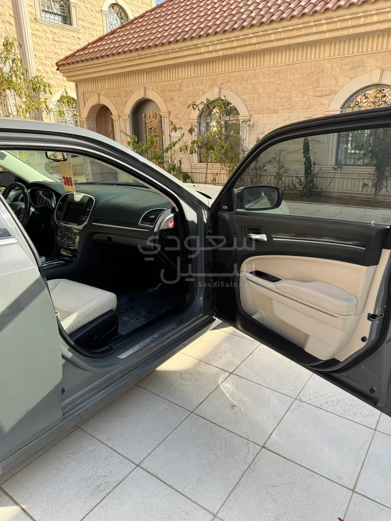 2019 كرايسلر 300 سي