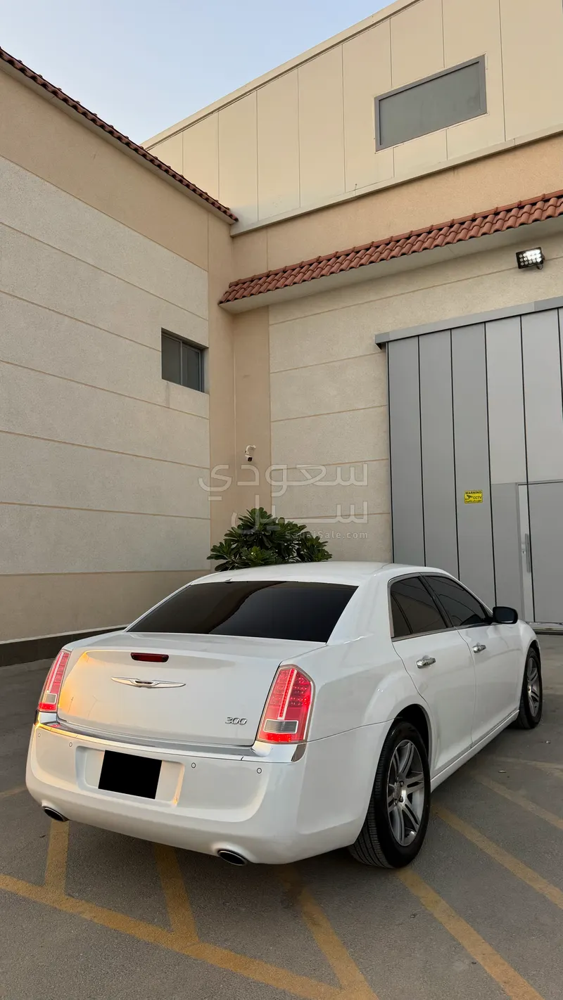 2014 كرايسلر 300 سي