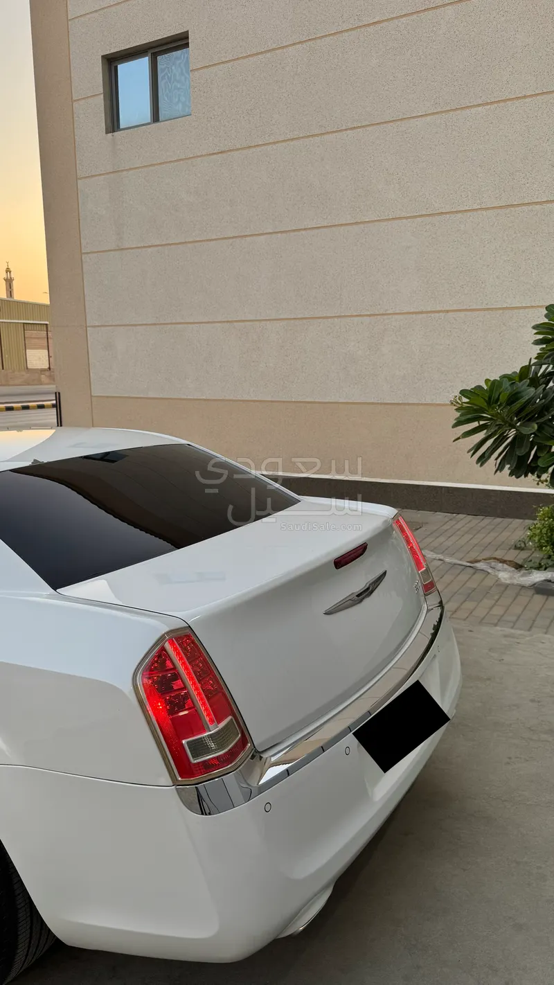 2014 كرايسلر 300 سي