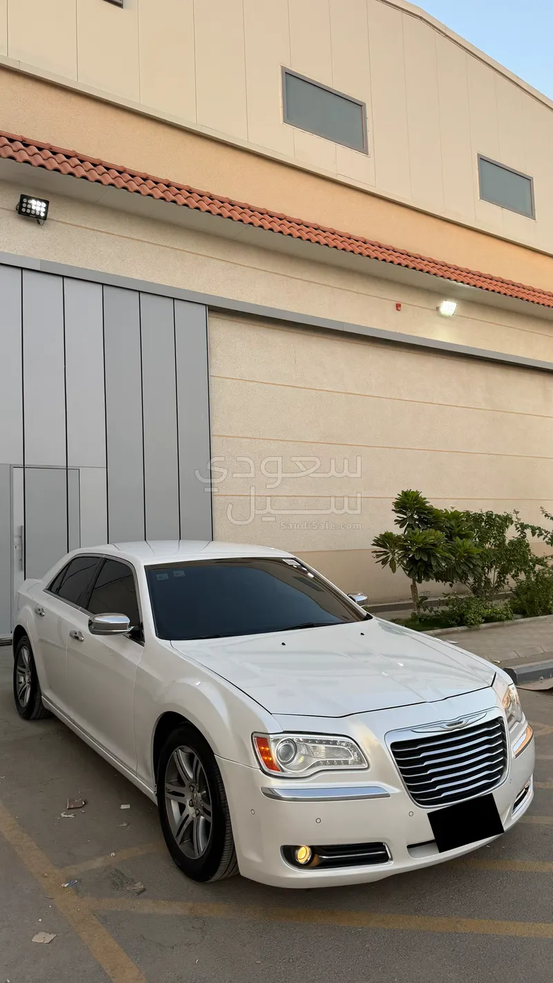 2014 كرايسلر 300 سي