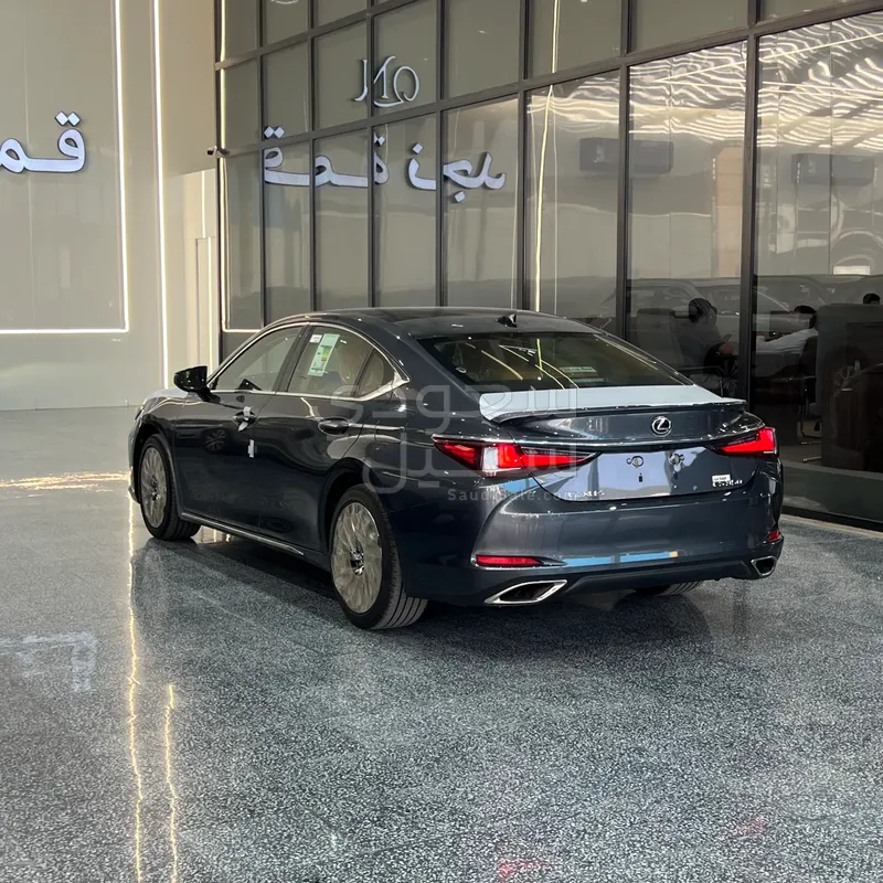 2025 لكزس إي إس 350