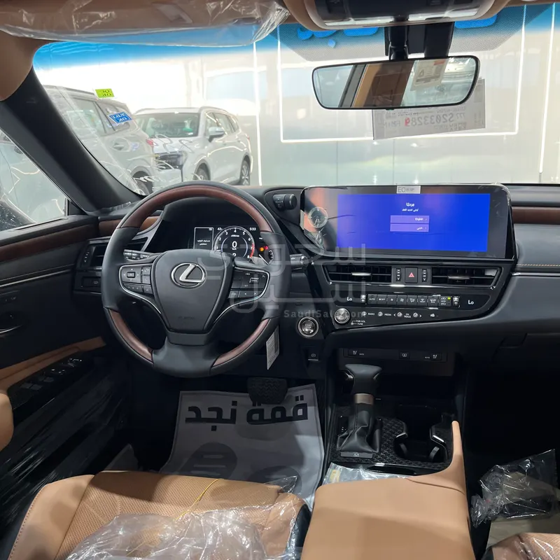 2025 لكزس إي إس 350