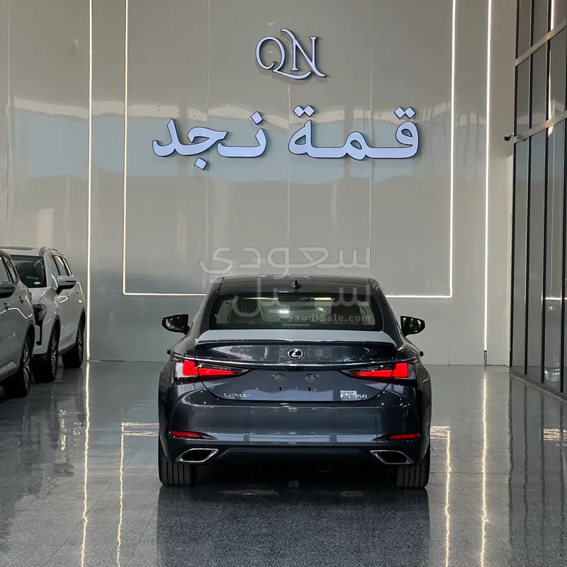 2025 لكزس إي إس 350