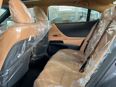 2025 لكزس إي إس 350