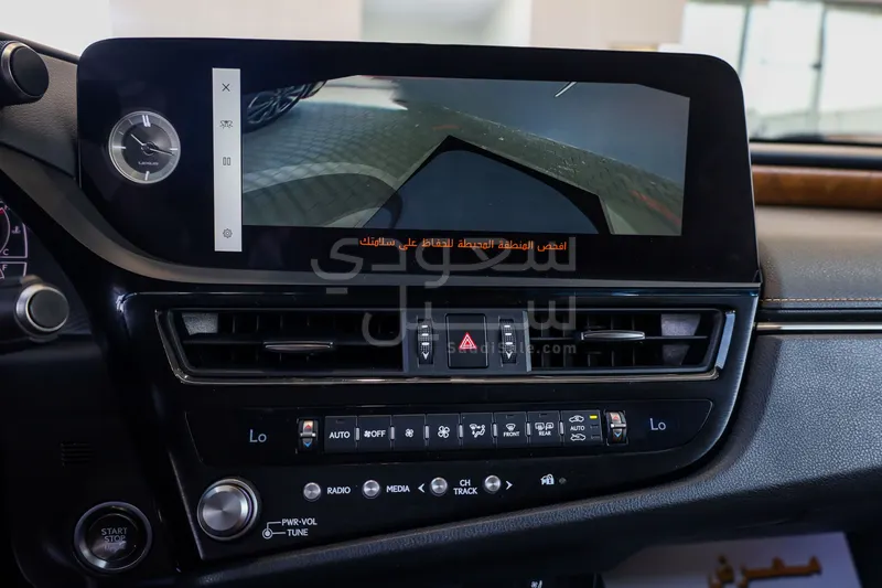2023 لكزس إي إس 350
