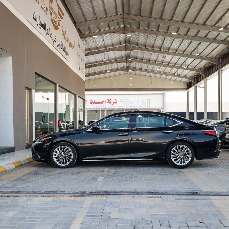 2023 لكزس إي إس 350