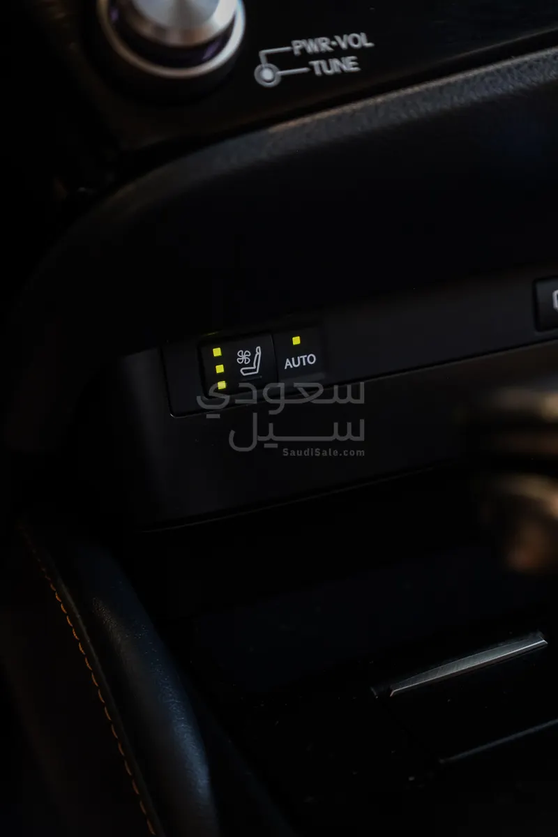 2023 لكزس إي إس 350