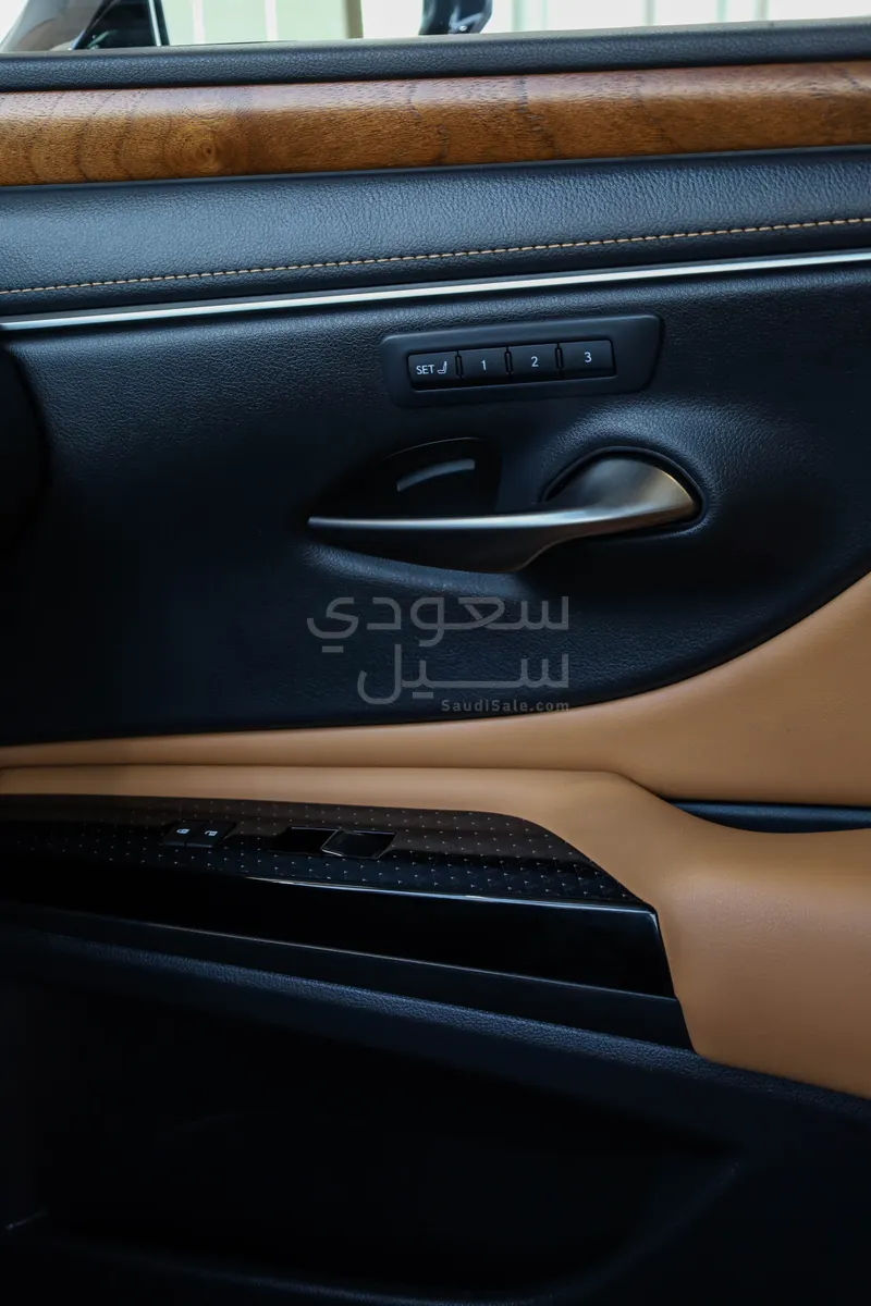 2023 لكزس إي إس 350