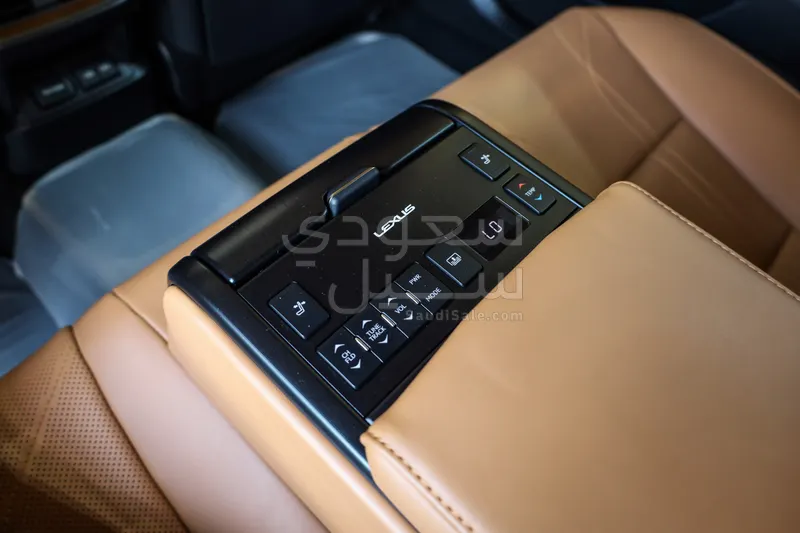 2023 لكزس إي إس 350