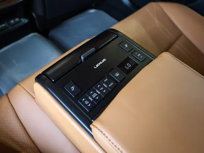 2023 لكزس إي إس 350