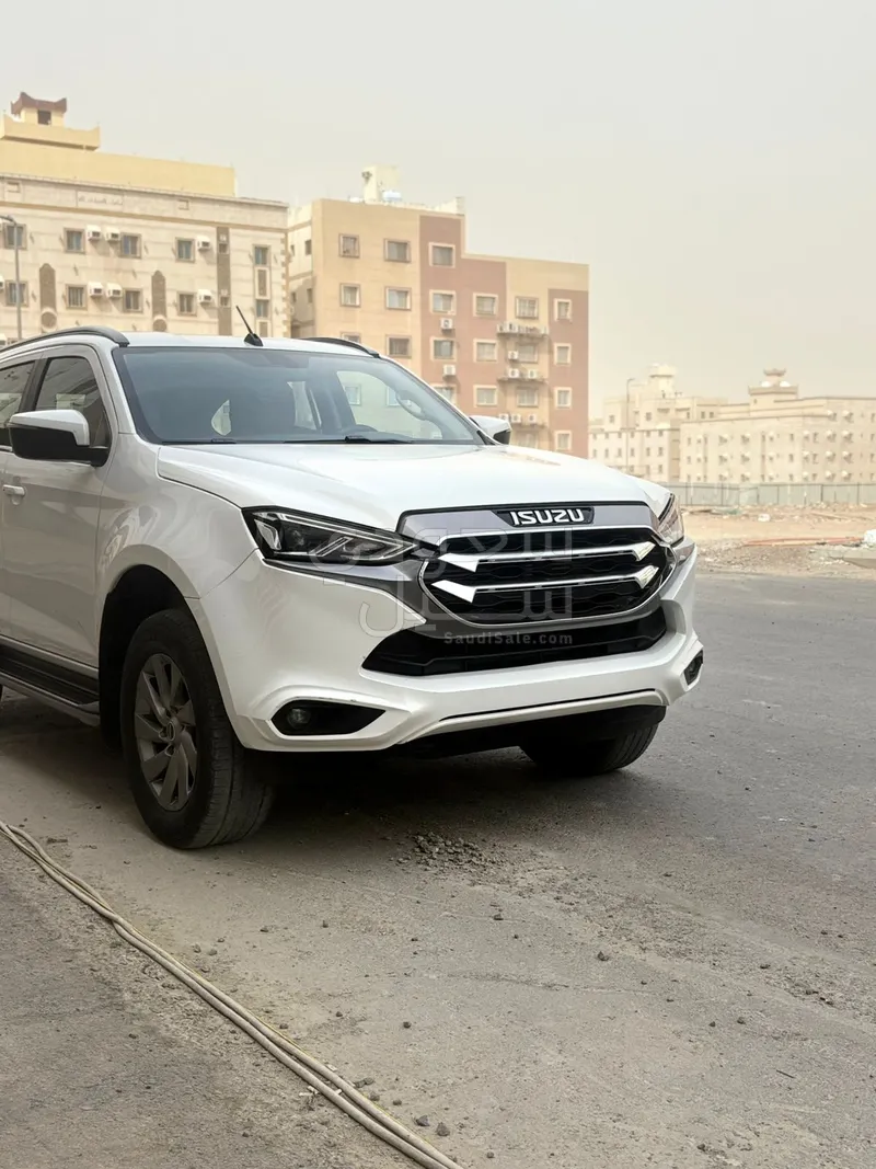 2023 ايسوزو ام يو اكس