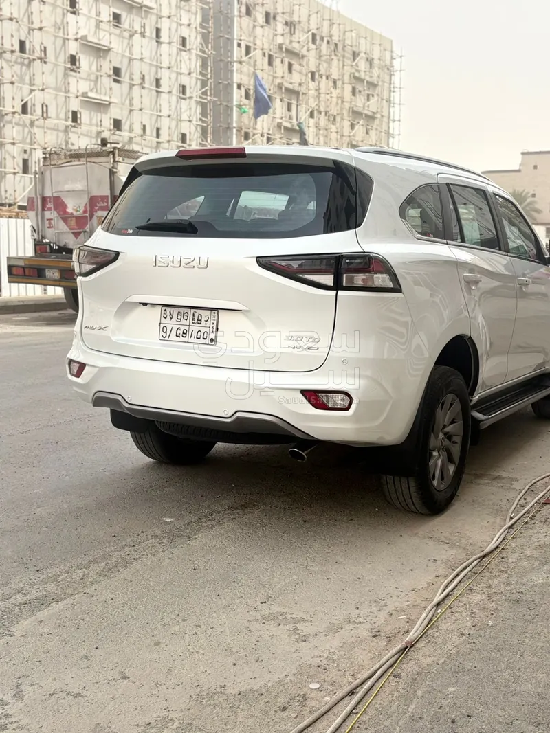 2023 ايسوزو ام يو اكس