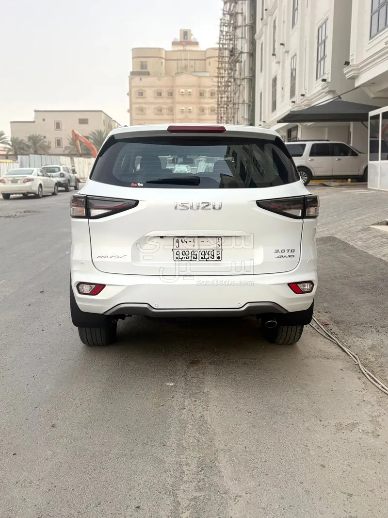 2023 ايسوزو ام يو اكس