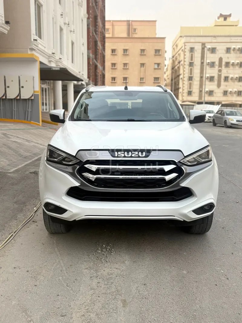 2023 ايسوزو ام يو اكس