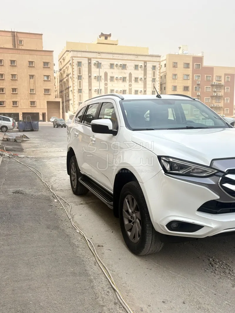 2023 ايسوزو ام يو اكس