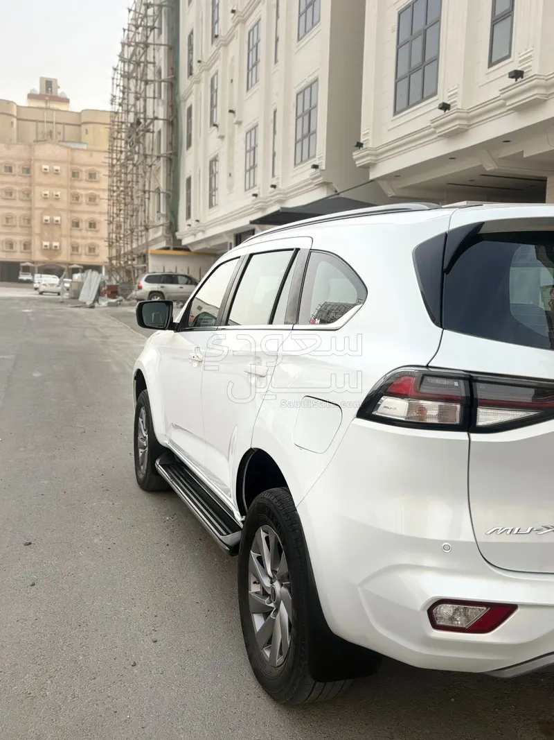 2023 ايسوزو ام يو اكس