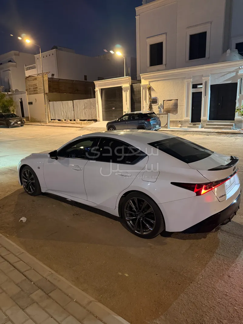 2022 لكزس آي إس 350 إف