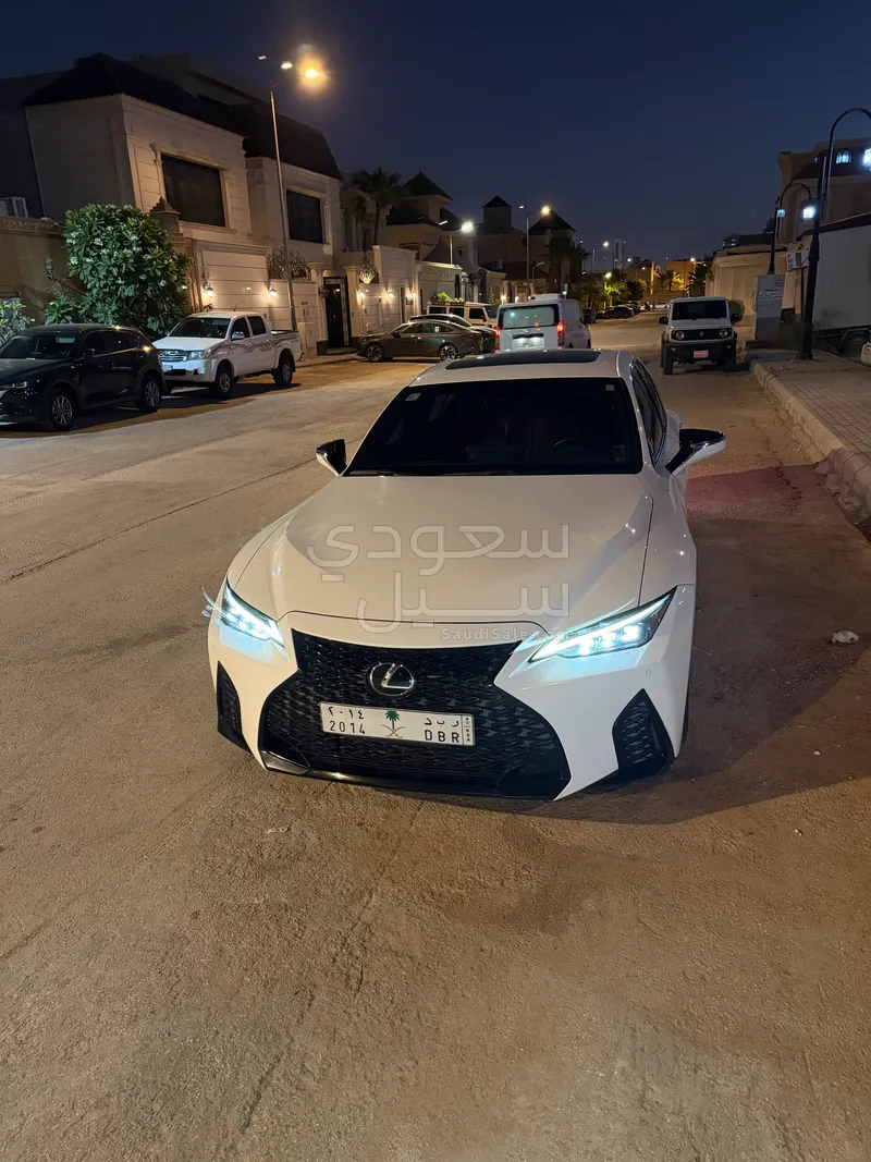 2022 لكزس آي إس 350 إف