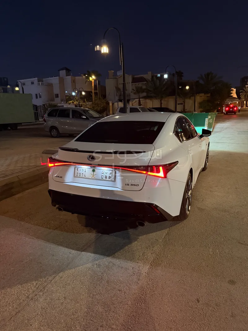 2022 لكزس آي إس 350 إف