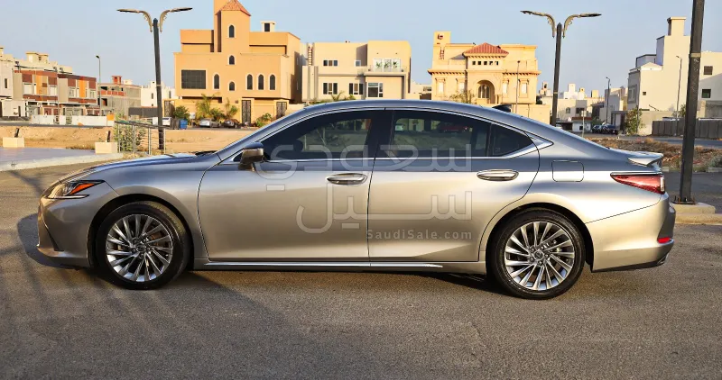 2025 لكزس إي إس 350