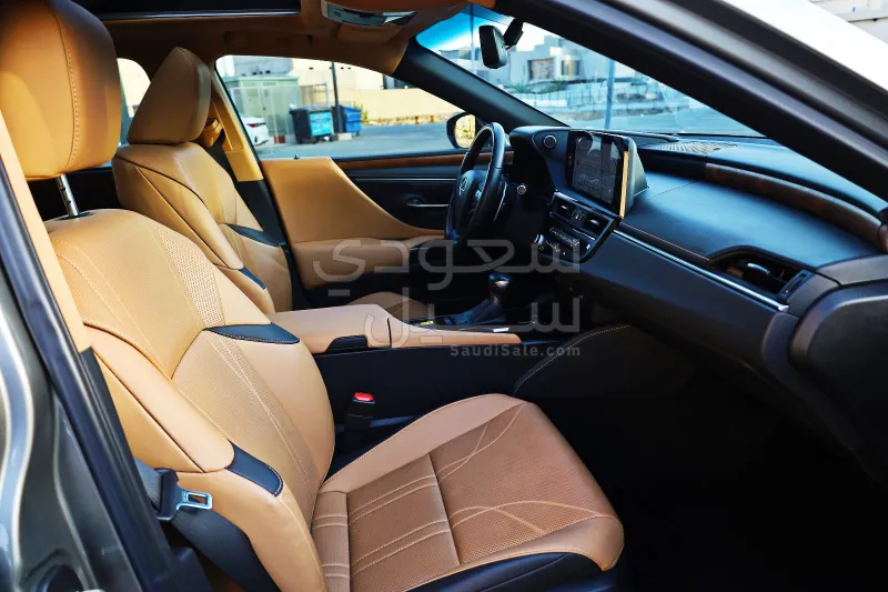 2025 لكزس إي إس 350