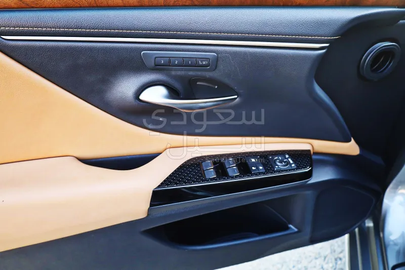 2025 لكزس إي إس 350