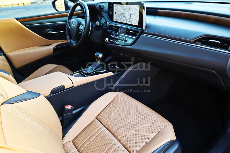 2025 لكزس إي إس 350