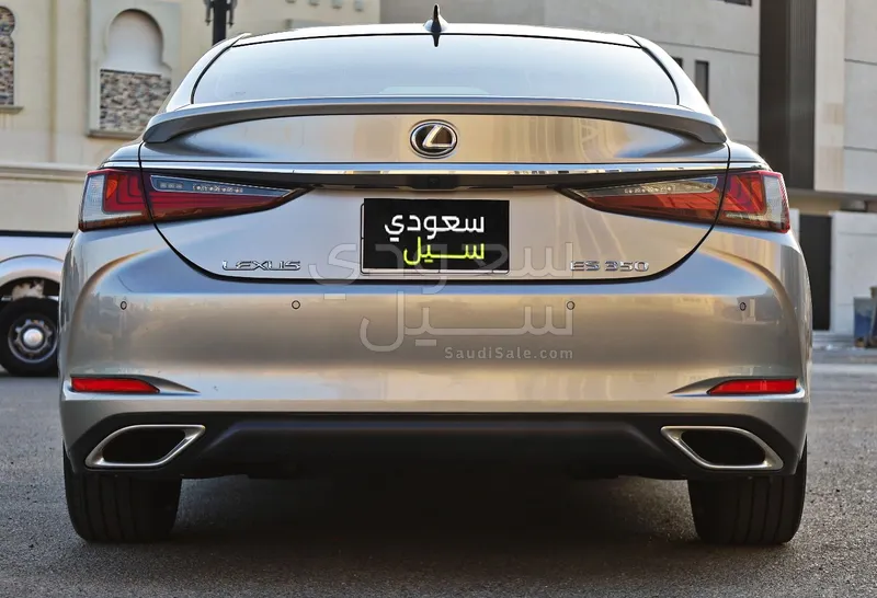 2025 لكزس إي إس 350